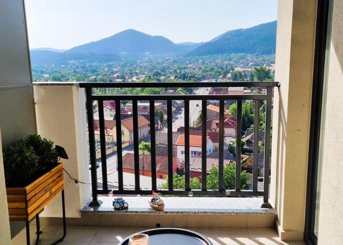 Mountain View Retreat Apartment - Private Parking Brasov Ngoại thất bức ảnh